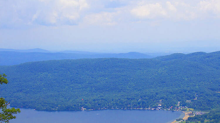 Scenic power boat tour in Lake George, NY