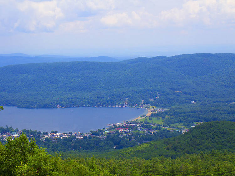 Scenic power boat tour in Lake George, NY