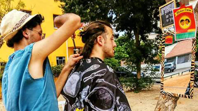 MOIZE: A traveling hairdresser