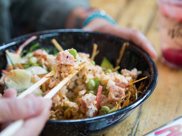 Poke tazón de arroz comida japonesa y hawaiana Poke en la CDMX