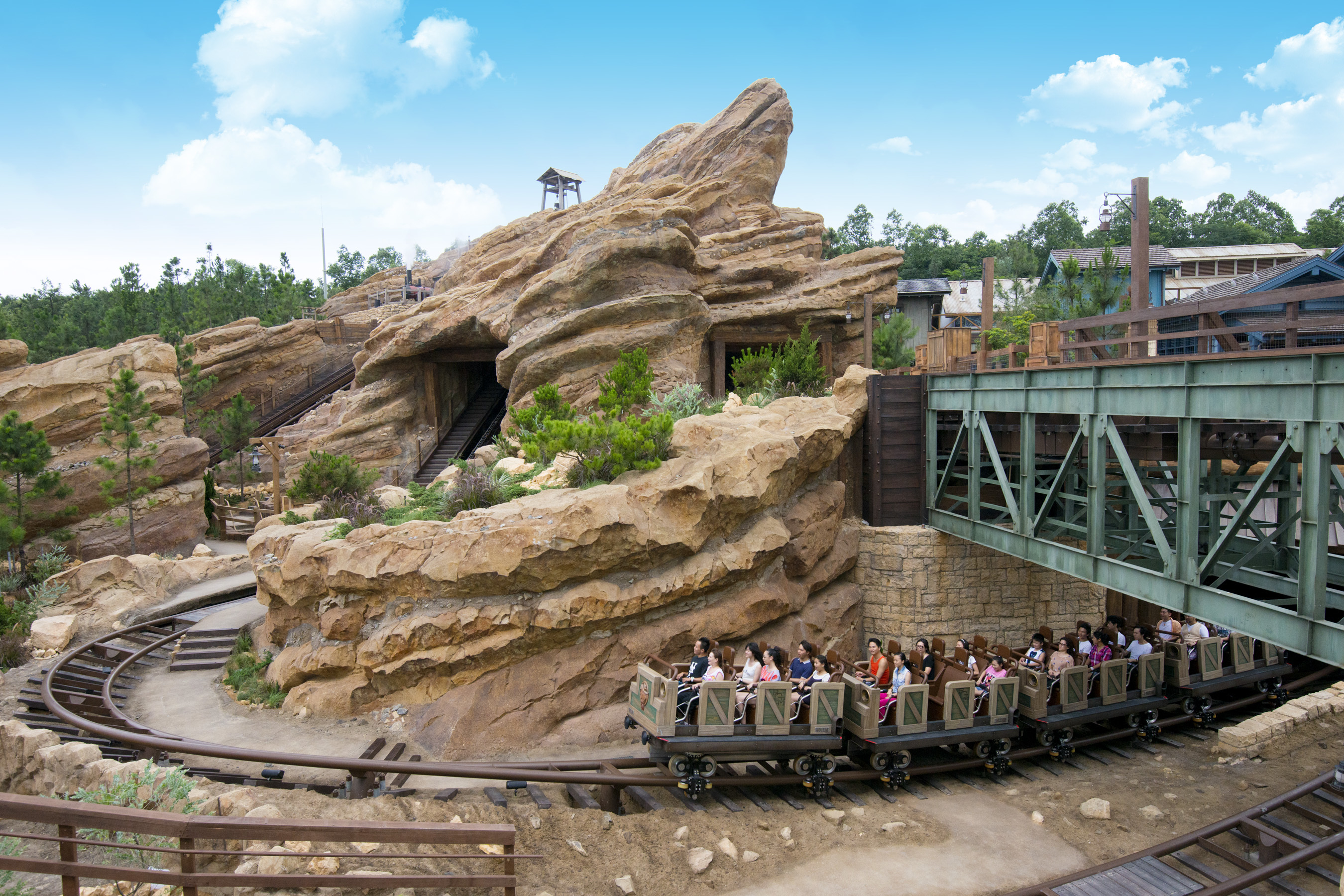 Best Things To Do at Disneyland Hong Kong - Rides, Attractions & Shows