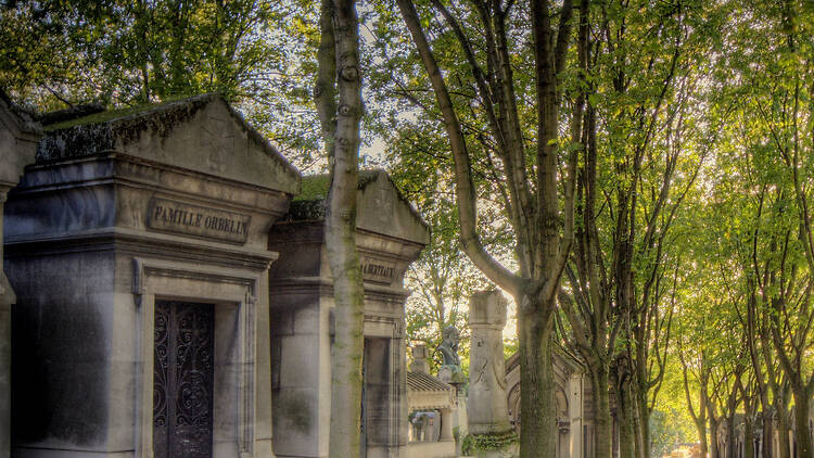 Reflective walks around Cimetière du Père-Lachaise