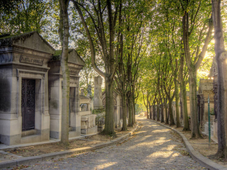 Reflective walks around Cimetière du Père-Lachaise