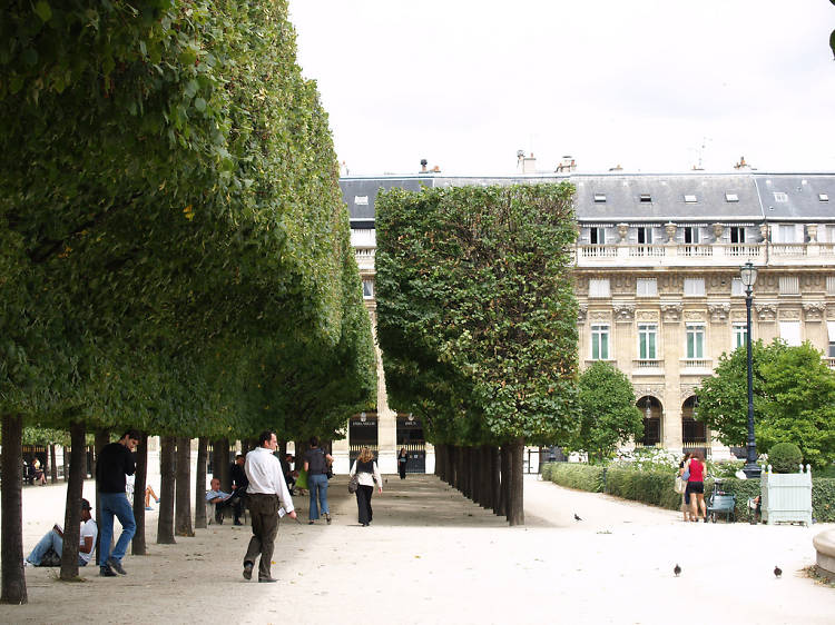 A boules break in the Jardin du Palais-Royal