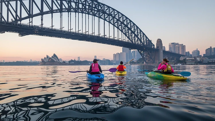 Chèo thuyền Kayak dưới chân Cầu Cảng Sydney lúc bình minh - Kayak under Sydney Harbour Bridge