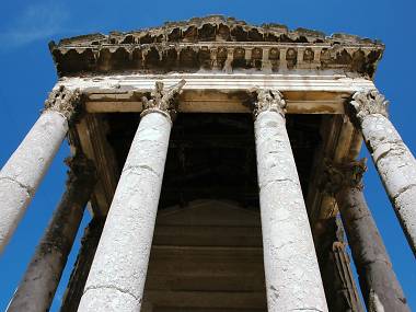 Visit a Roman temple Visit a Roman temple