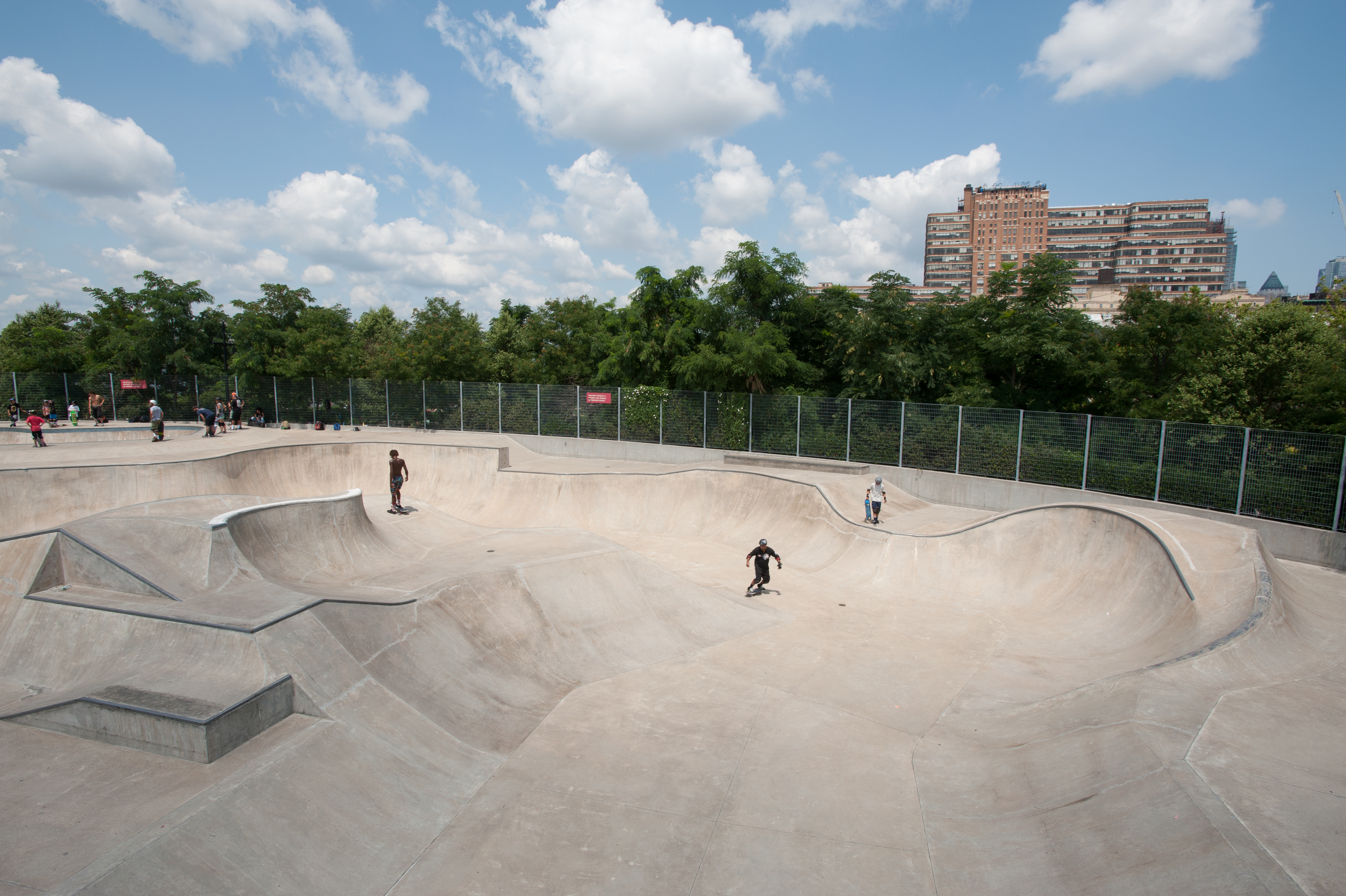 Фото скейт парка. Ривер парк скейт парк. Smp Skatepark скейт парк. Шанхай smp Skatepark. Скейт парк Анталия.