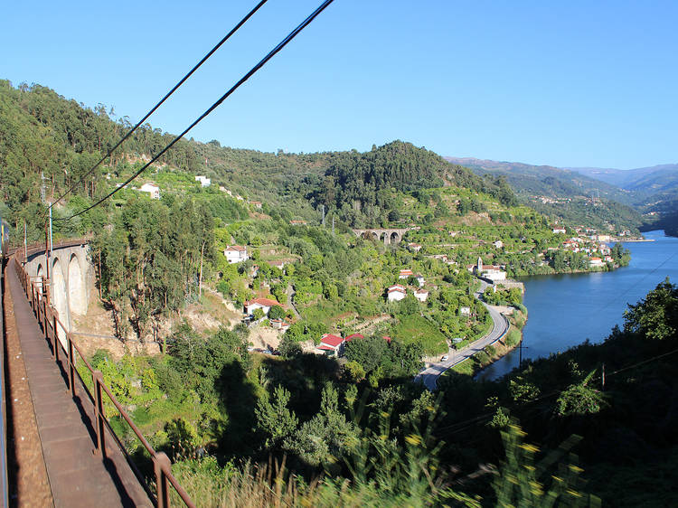MiraDouro. Uma viagem pelo Douro num comboio dos anos 40