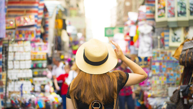 hong kong tourist shopping