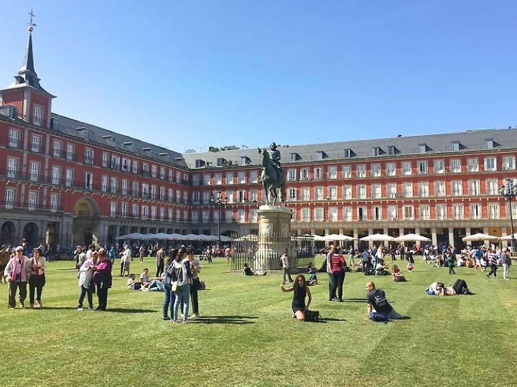 Cuando la Plaza Mayor se llenó de césped