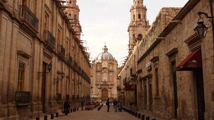 Morelia. Catedral de Morelia al fondo