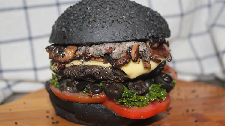 veggi monster burger in black