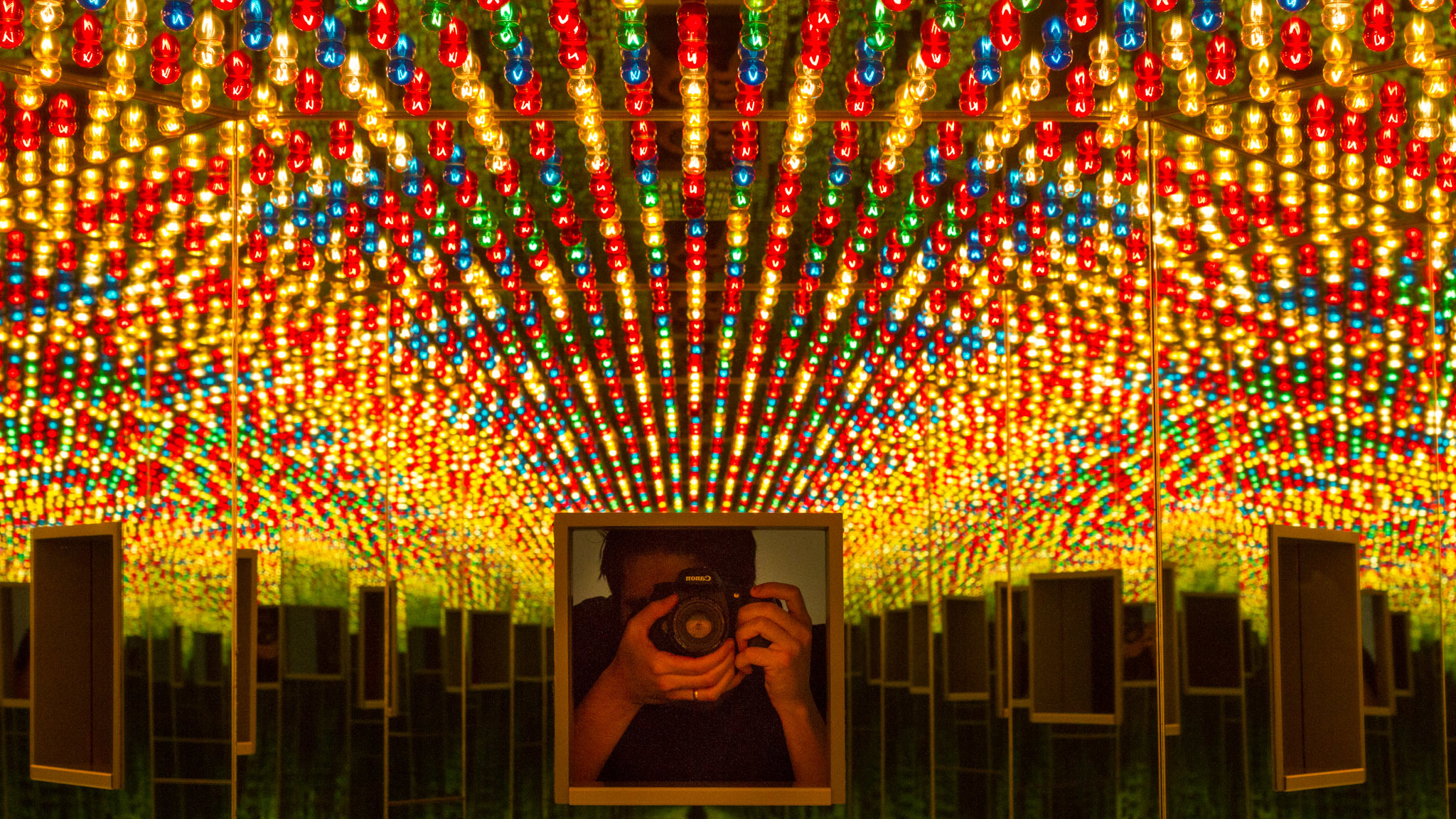 Why you shouldn't snap selfies at 'Infinity Mirrors', image size:2048x1152