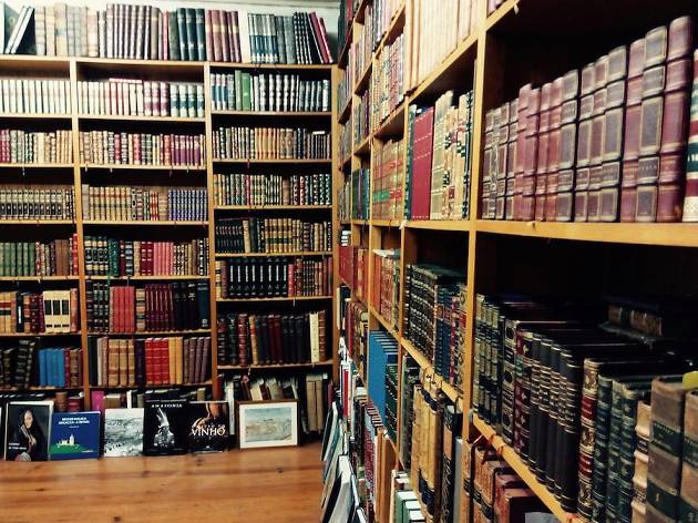 O interior da Livraria Académica O interior da Livraria Académica