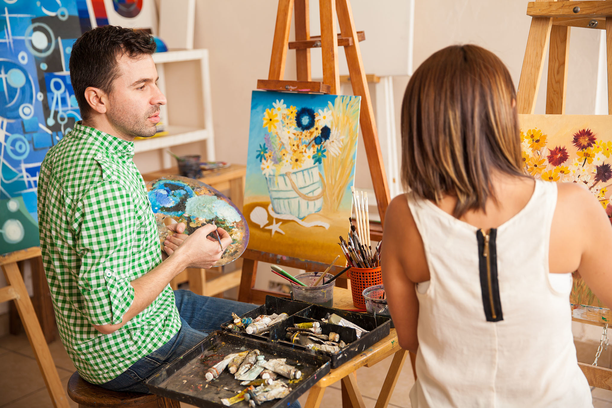 Painting classes. Мастер-класс по живописи стоковые фото. Мужчина показывает свою картину. Painting Lesson teens.