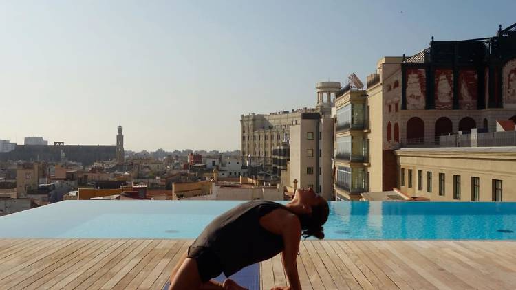 Relax con yoga en la azotea en el corazón de la ciudad