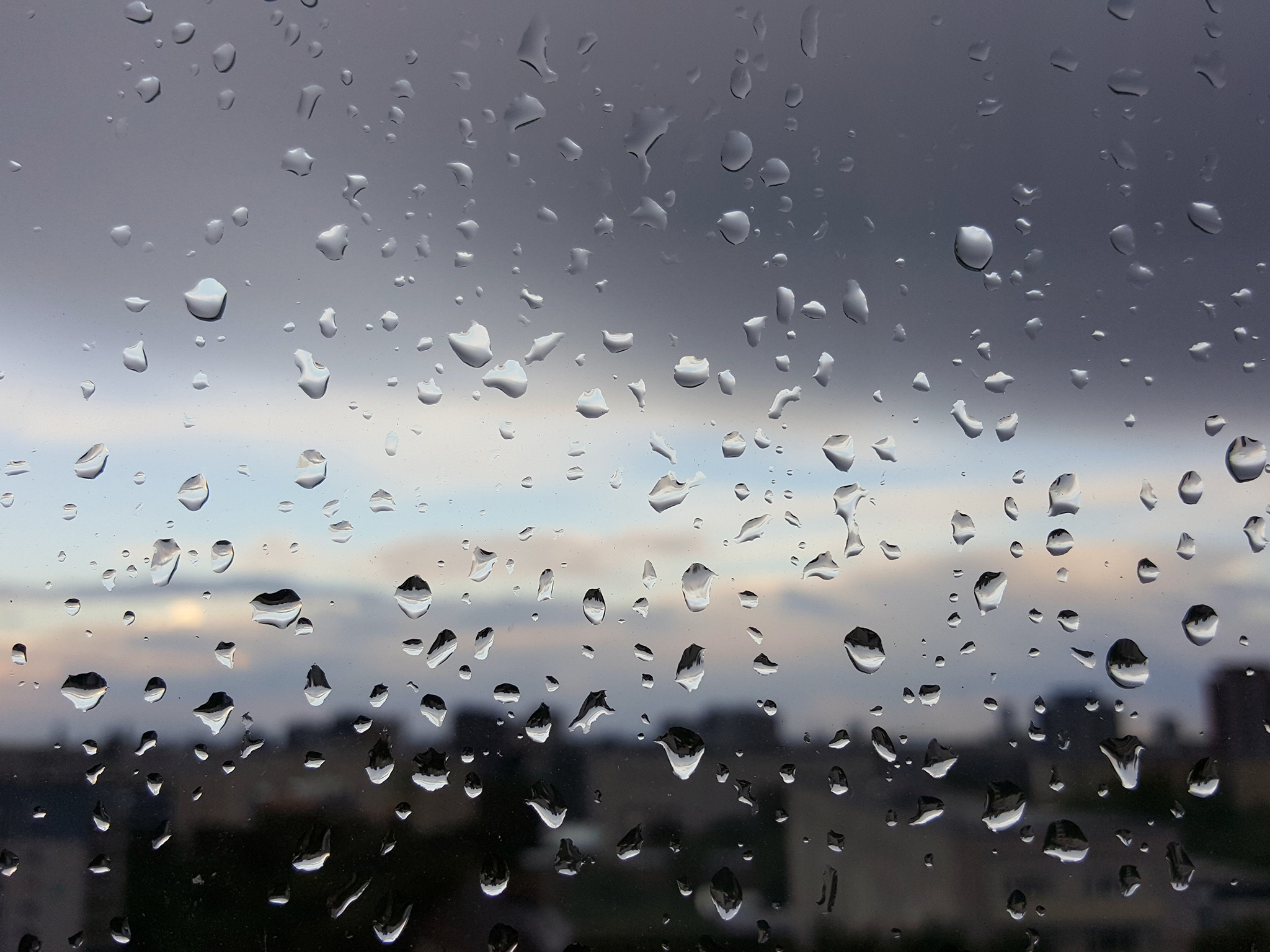 Lisboa entra no fim-de-semana com chuva (e aviso laranja)