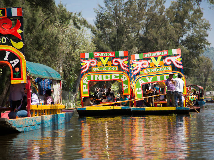 Trajineras en un embarcadero de Xochimilco