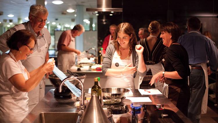 Table learning to cook at Sydney Seafood School