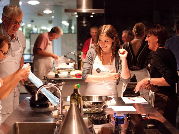 Table learning to cook at Sydney Seafood School