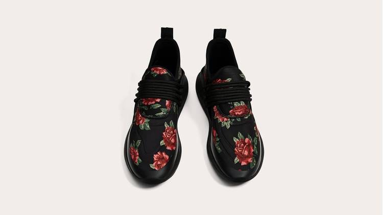 Deportivo negro con flores Zara