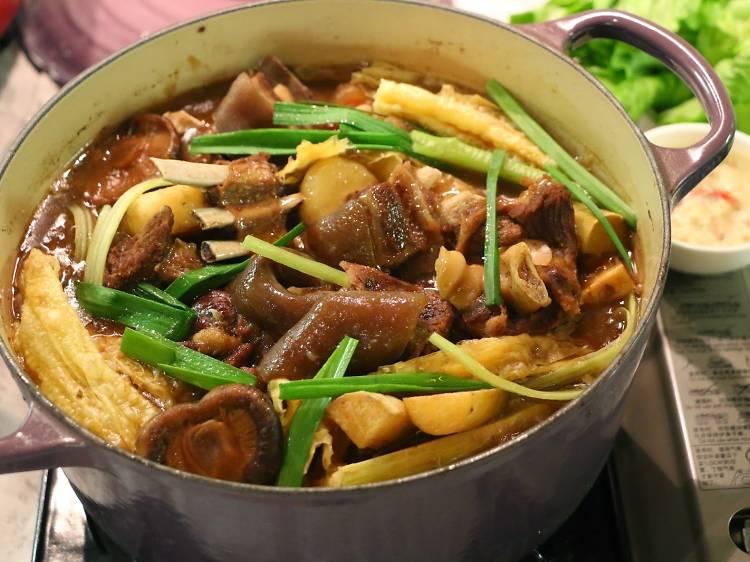 1. 羊腩煲 mutton and beancurd in ceramic pot