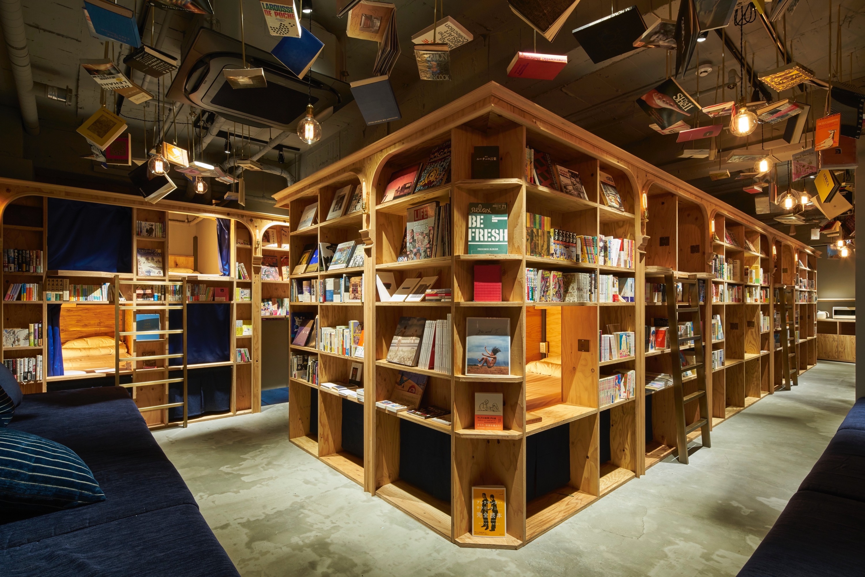 Книжный магазин угловое. Хостел book and Bed, Токио. Библиотека в Токио. Книжный магазин в Токио. Необычные магазины.