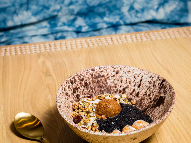 my mother's daughters,O pudim de chia com carvão activado, granola e manteiga de amendoim caseiras