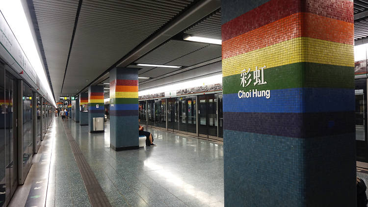 What’s with the different colours on MTR stations? 