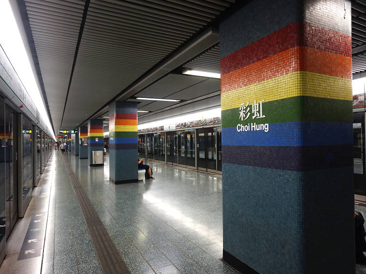 What’s with the different colours on MTR stations? 