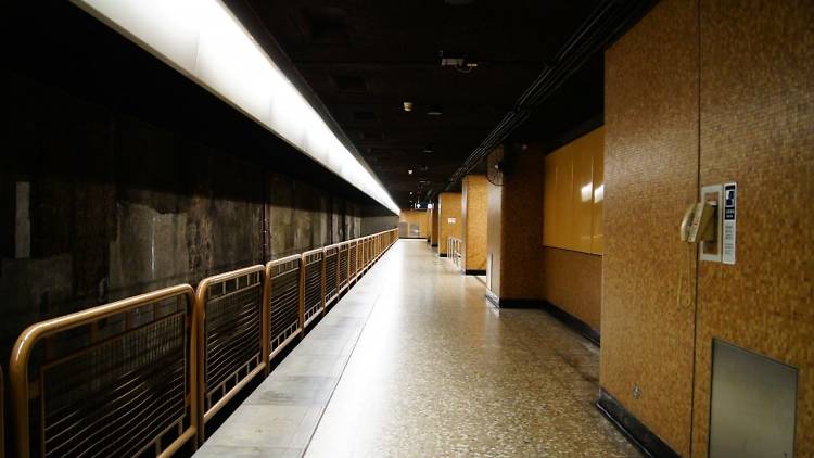 Why is there an abandoned platform level in Sheung Wan MTR station? 