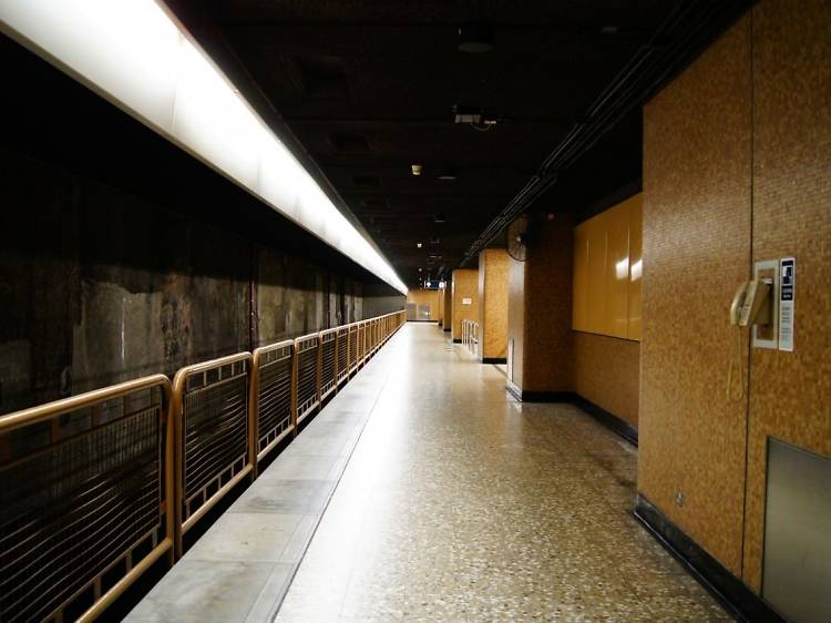 Why is there an abandoned platform level in Sheung Wan MTR station? 