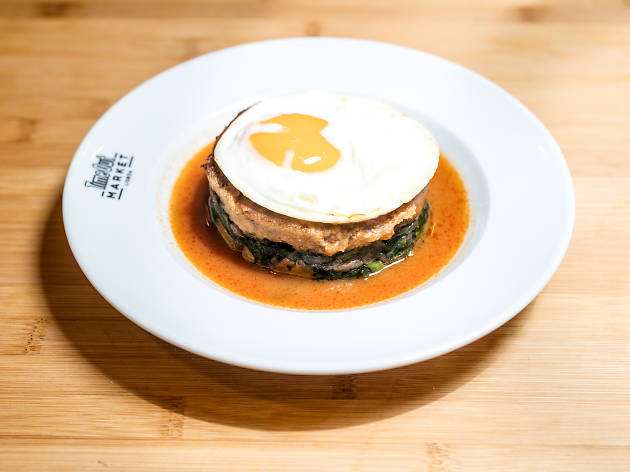 A alheira de caça com batata doce assada e espinafres salteados e ovo chef miguel castro e silva A alheira de caça com batata doce assada e espinafres salteados e ovo chef miguel castro e silva