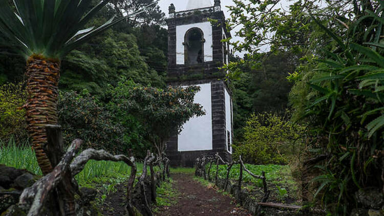 See the Sineira Tower that resisted a volcano eruption