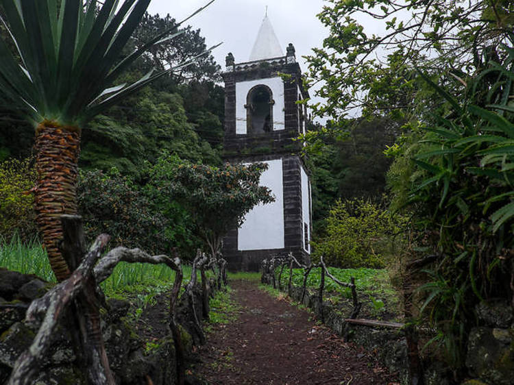 See the Sineira Tower that resisted a volcano eruption