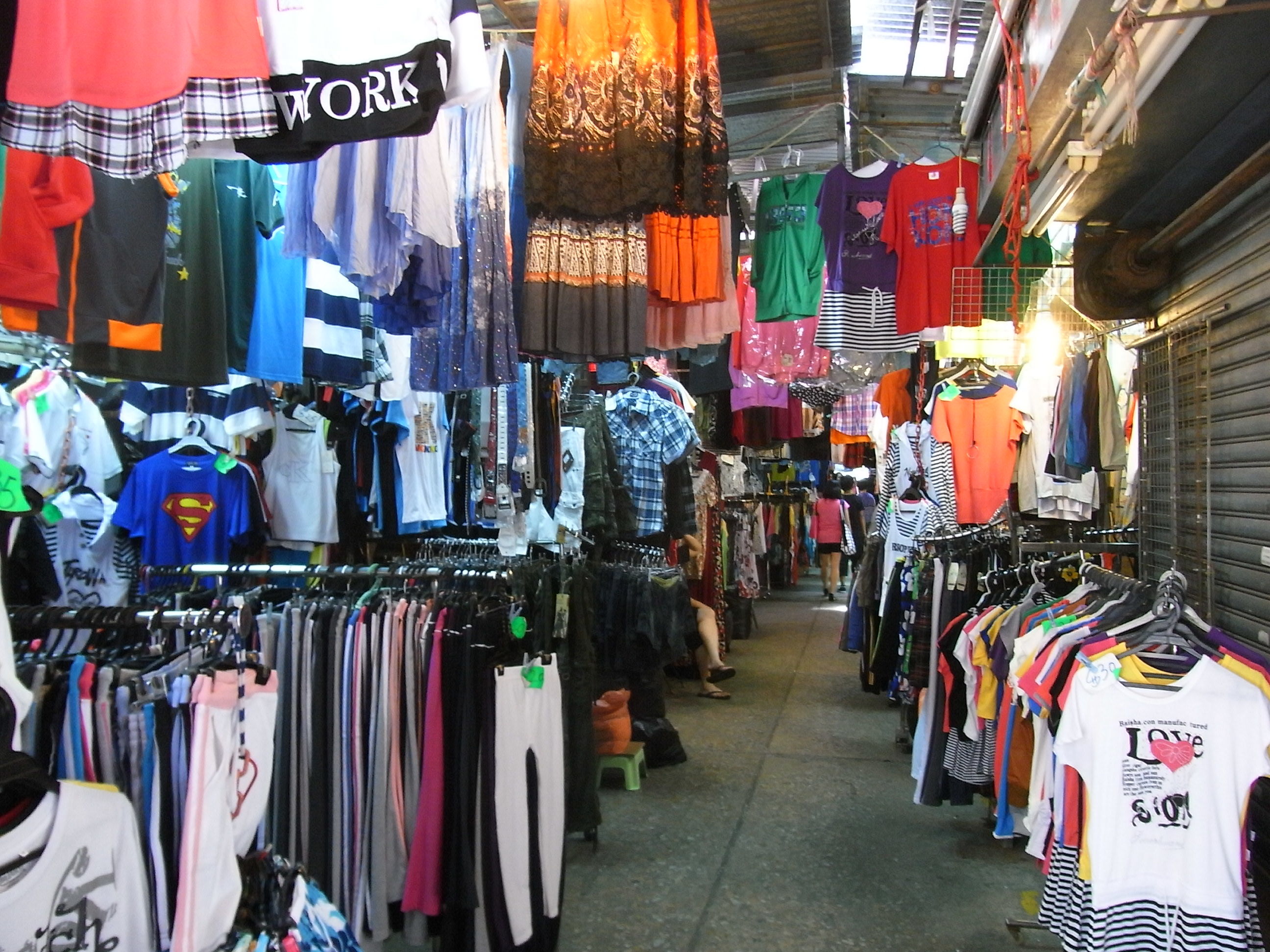 Market вещи. Рынок одежды. Вещи с рынка. Базар одежда. Базар рынок одежды.