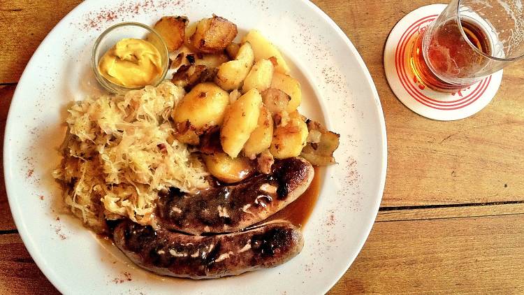 Bratwurst with sauerkraut, potatoes and beer