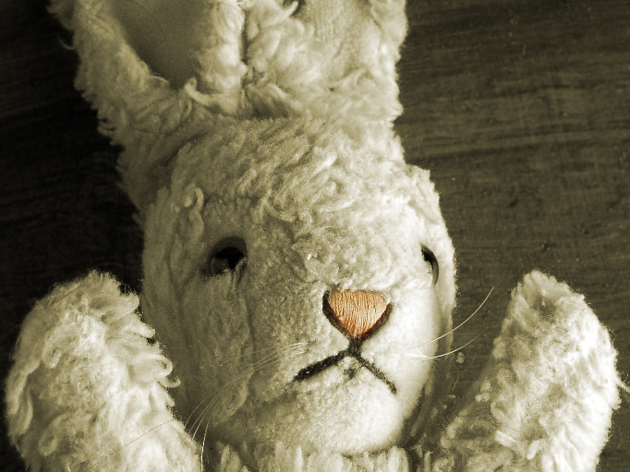 White Rabbit, Red Rabbit mala voadora recebe White Rabbit, Red Rabbit
