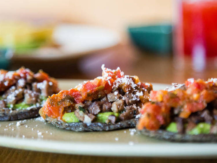 Tlacoyos Cascabel comida mexicana garnacha Lula Martín del Campo