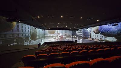 270度で鑑賞する。 270度で鑑賞する。