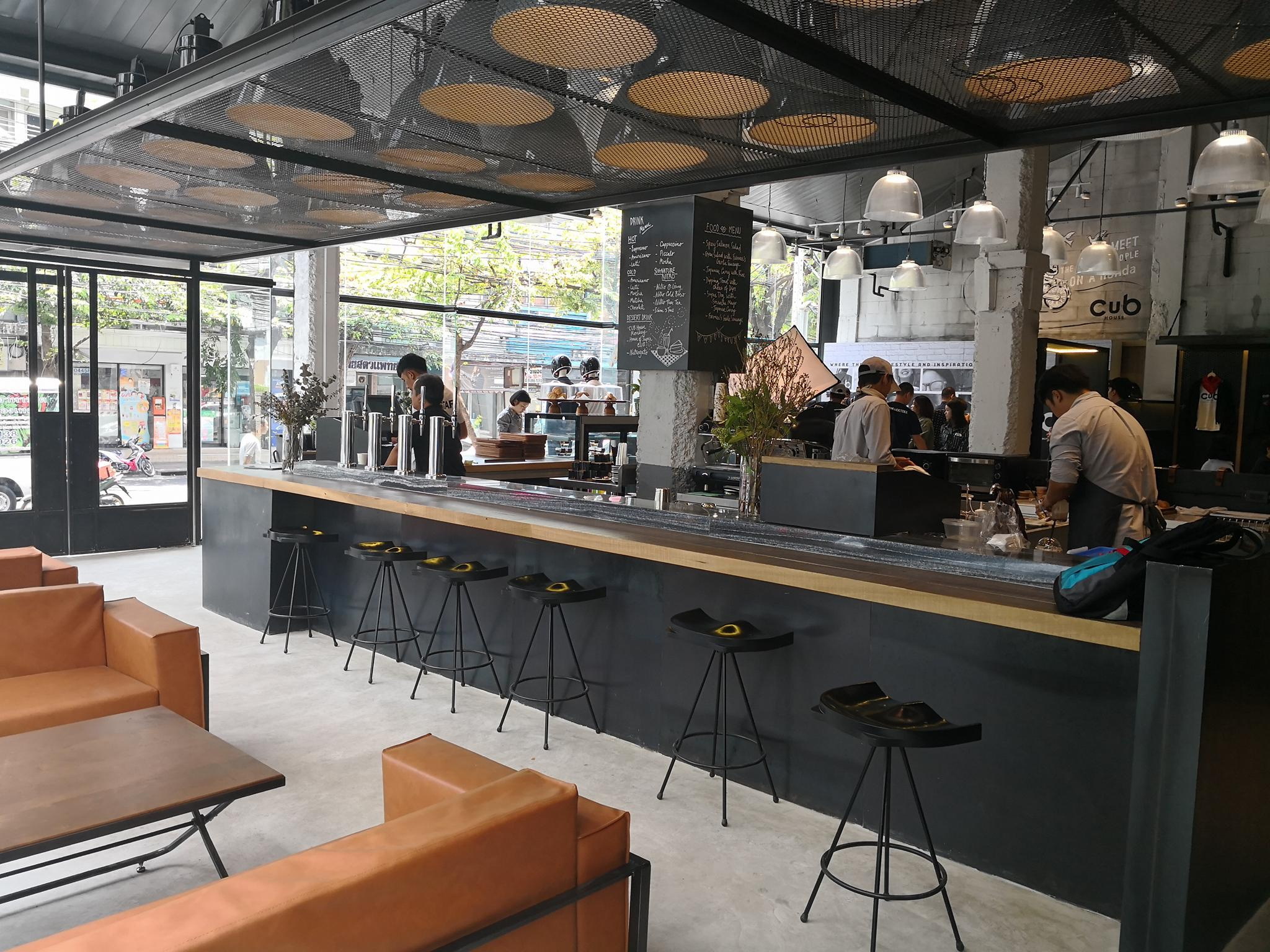 Greyhound opens its first coffee bar in Ekkamai