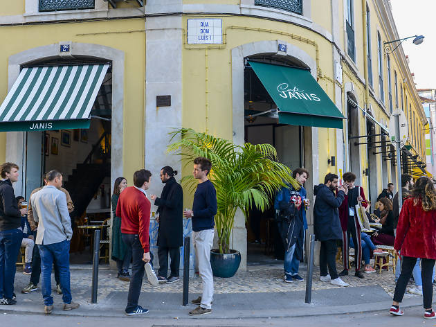 Café Janis: um café, restaurante e bar para todas as horas do dia Café Janis: um café, restaurante e bar para todas as horas do dia