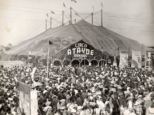 Atayde hermanos en Guadalajara Gente en la carpa del circo en Guadalajara