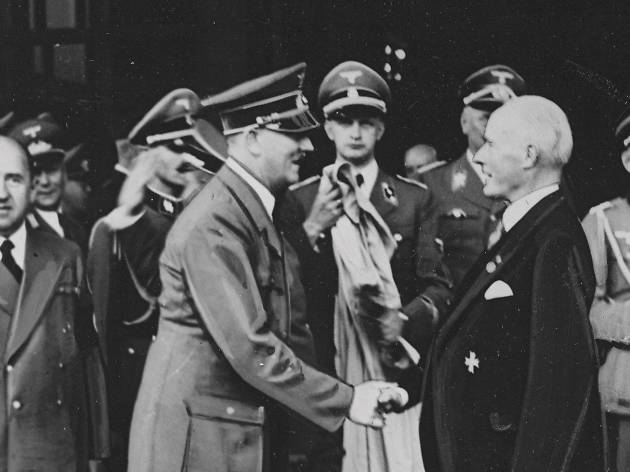 Em 1940, Gustav Krupp recebeu de Adolf Hitler a medalha de ouro do Partido Nazi Em 1940, Gustav Krupp recebeu de Adolf Hitler a medalha de ouro do Partido Nazi