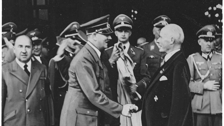 Em 1940, Gustav Krupp recebeu de Adolf Hitler a medalha de ouro do Partido Nazi