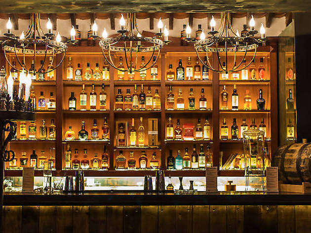 100 Best Bars in Paris to Drink at Right Now