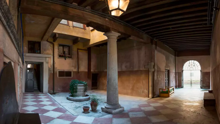 The private double room in a traditional Dorsoduro apartment