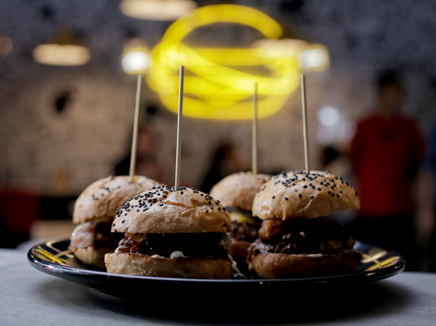 Hamburguesa Grill-Hop en Estacionamiento Casa Versalles