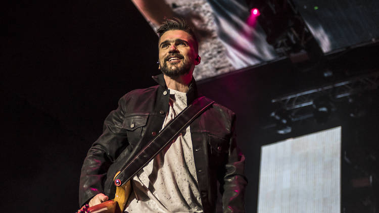 Juanes + La Santa Cecilia