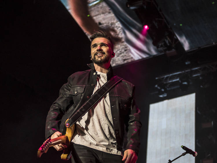 Juanes + La Santa Cecilia